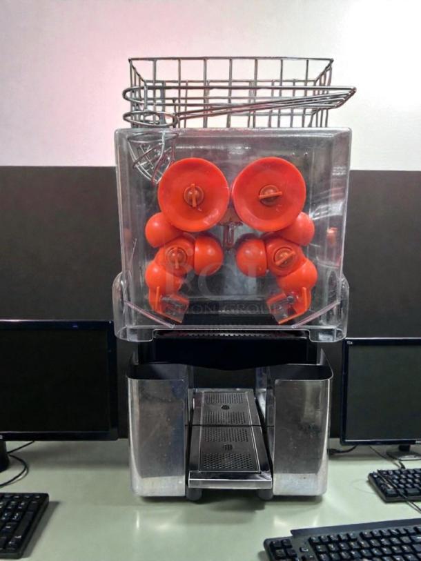 VEVOR Commercial Orange Juicer Machine, Model 2000E-H, in premium condition. Automatic, ETL listed, fully operational.