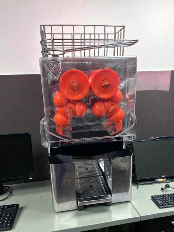 VEVOR 2000E-H commercial orange juicer in premium condition, ETL listed, fully operational. Visible juicing mechanism.