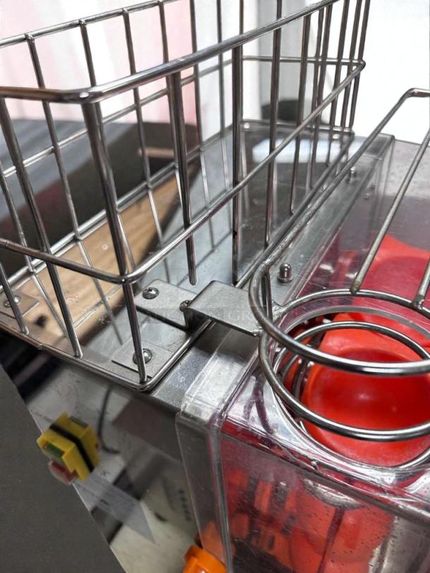 VEVOR 2000E-H commercial orange juicer; premium condition, automatic, ETL listed. Features durable metal and clear casing.