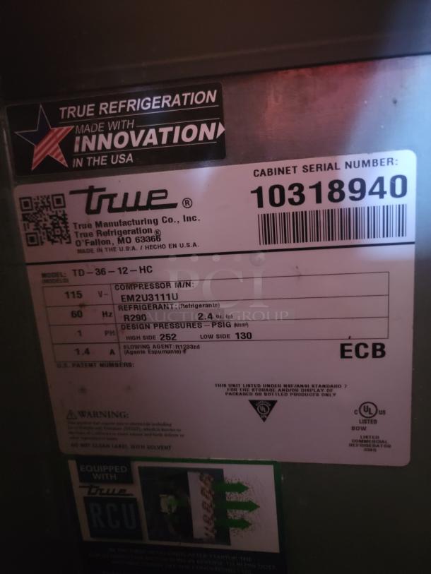 Label on commercial refrigerator. Brand: True. Model: TD-36-12-HC. Serial Number: 10318940. Features R290 refrigerant.