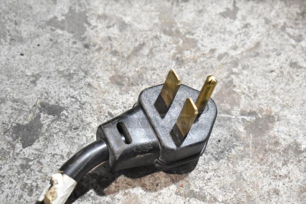 Close-up of a power plug with three prongs, suitable for a Merrychef eikon e2s commercial oven, 208/240V, 1 Phase.