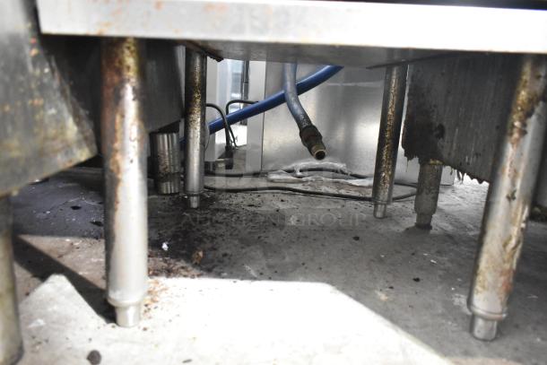 Vulcan Commercial Countertop Gas Stock Pot Range, single burner, visibly rusted legs, gas line attached.