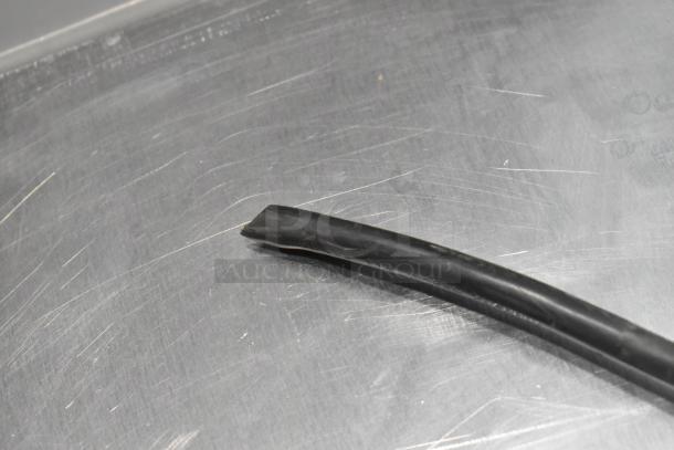 电缆特写，显示为2023年Vulcan VBP15ES加热柜的部件，状态良好，材质为黑色。