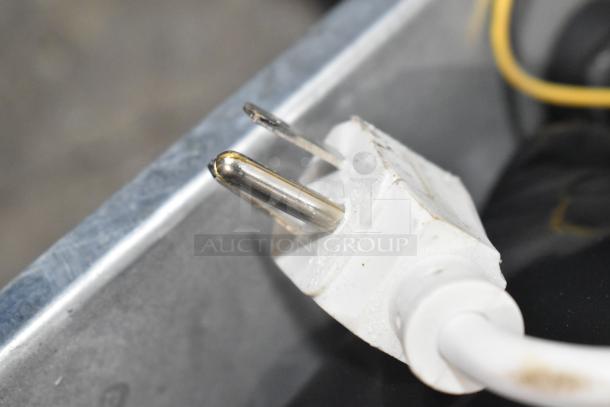 Close-up of a Summit ALR46W Mini Cooler power plug. 115 volts, 1 phase. Plug appears slightly used, showing minor wear.