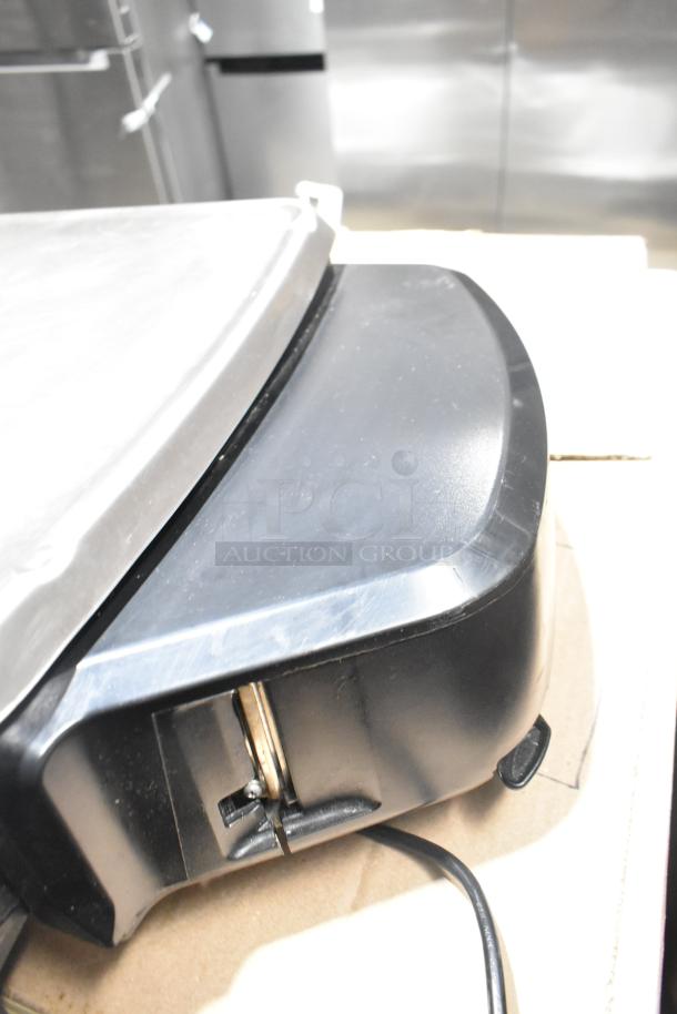 2019 Hobart HTi-7LH3 commercial countertop scale, metallic finish, tested working, 120/208-240 volts, cord attached.