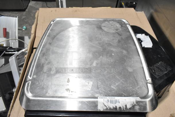 2017 Hobart HTi-7LH26 commercial countertop scale. Stainless steel platform, tested and working. Visible wear on surface.