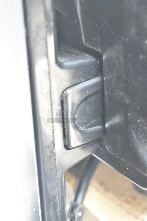 2017 Hobart HTi-7LH26 Commercial Countertop Scale, tested and working. Adjustable voltage 120/208-240, durable design.