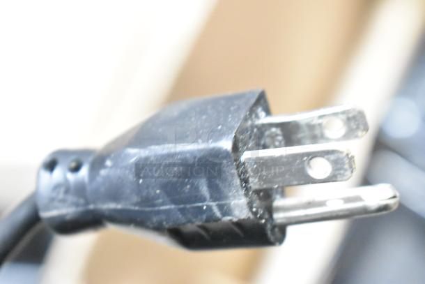 Close-up of a power plug for the 2017 Hobart HTi-7LH26 Commercial Countertop Scale. Connects to 120/208-240 Volts, 1 Phase.