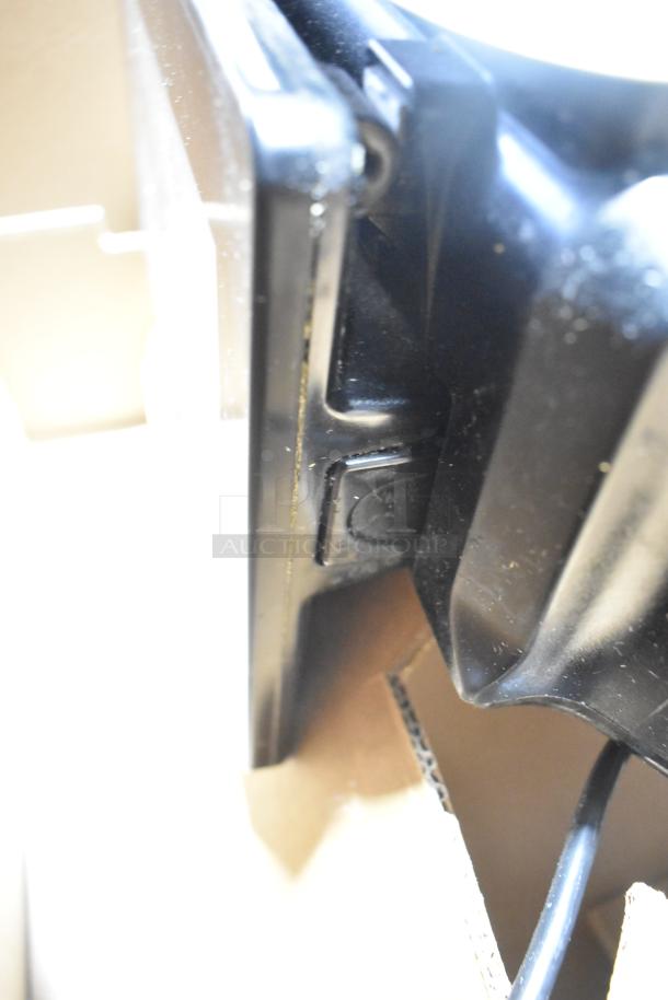 2017 Hobart HTi-7LH26 commercial countertop scale, tested and working, 120/208-240V, 1 phase. Black housing detail.