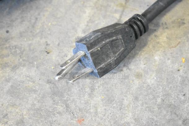 Electrical plug for a 2025 Bunn VPR countertop coffee machine, 120 volts, 1 phase.