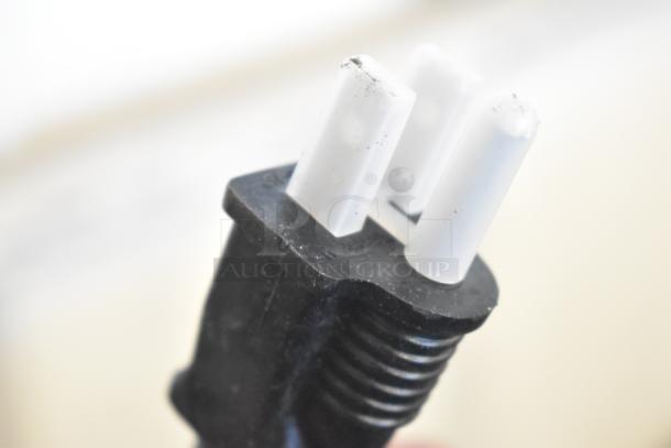 Close-up of a power plug for the ServIt 423SW48TLCPA 48" lighted strip warmer, 120 volts, 1 phase, new condition.