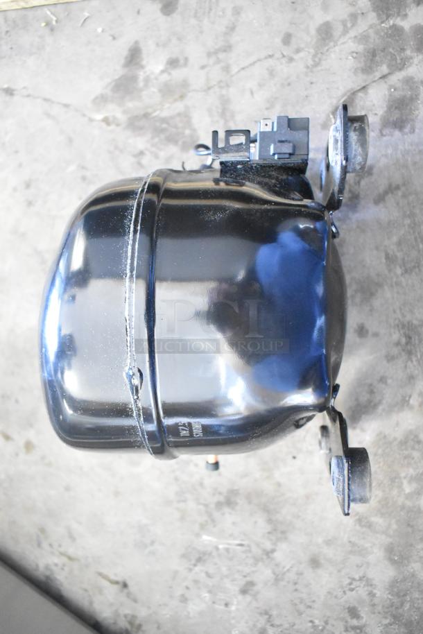 Brand new Cubigel NUT70NR compressor, suitable for various Avantco series. Minor scratches visible. Model: 17817638.