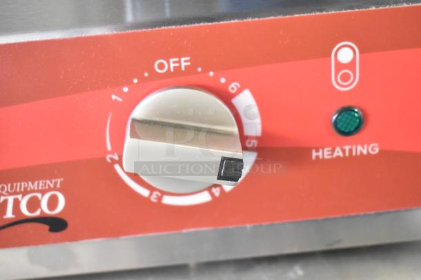 Close-up of Avantco 177CER200 control knob with heating indicator light. Scratch and dent condition.