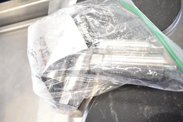 Avantco 177CER200 Dual Solid French-Style Burner with stainless components in Ziploc, minor scratches, 208/240V, 1 Phase.