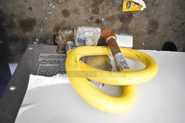 Toastmaster TCT-1627 R commercial tandoor oven, ceramic, natural gas, 85,500 BTU, with gas connection and label details.