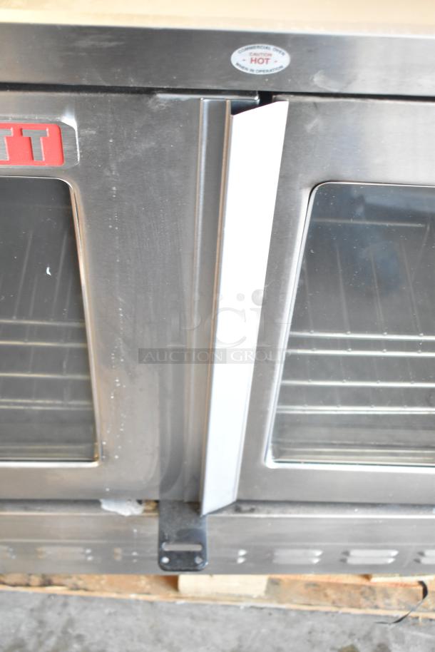 Blodgett ZEPHAIRE-200-G convection oven with view-through doors, thermostatic controls, and "Caution Hot" label.