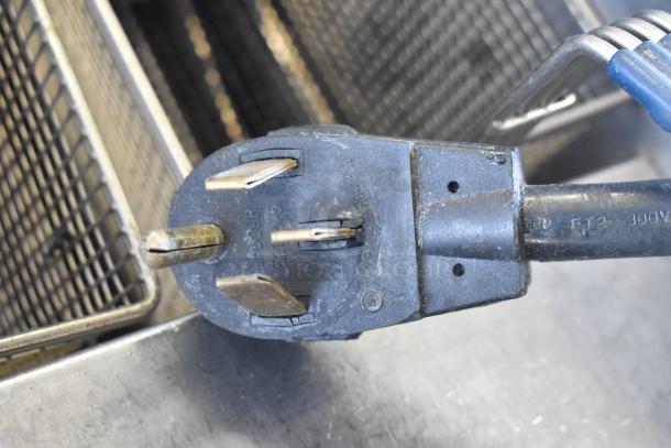 2018 Pitco Frialator SE14 electric fryer plug, 208V, 3 phase, features durable prongs and visible markings.