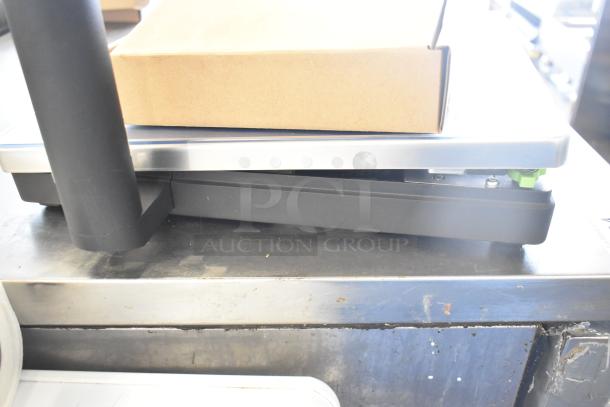 BRAND NEW Mettler Toledo FreshWay AM-6127C countertop digital produce scale. Slight scratch and dent. 100-240V, 1 Phase.