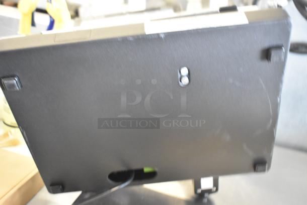 New Mettler Toledo FreshWay AM-6127C countertop digital produce scale. Scratch and dent condition. 100-240 Volts, tested and working.