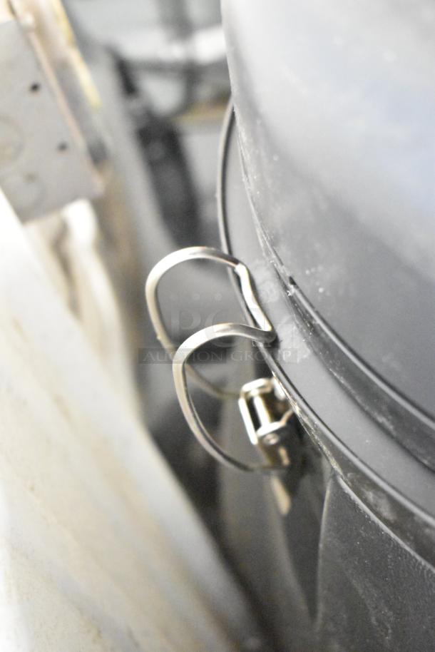 Viper SN18WD Shovelnose Wet/Dry Vacuum, 120V, 1 Phase, black casing, metal latch visible, used condition.