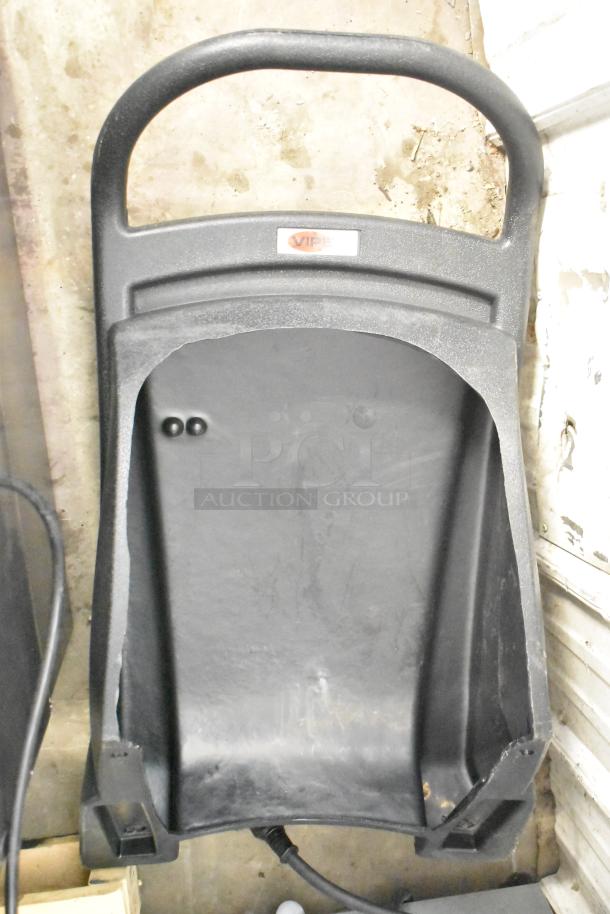 Viper SN18WD Shovelnose Wet/Dry Vacuum handle and body, featuring sturdy design. Model and brand label visible.