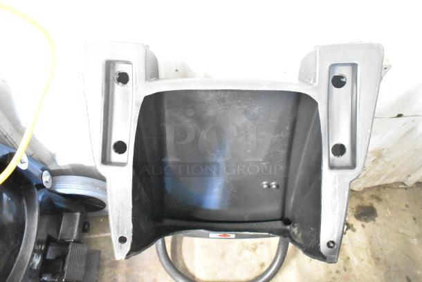 Viper SN18WD Shovelnose Wet/Dry Vacuum, sturdy base view, 120 Volts, 1 Phase, used condition, visible attachments.