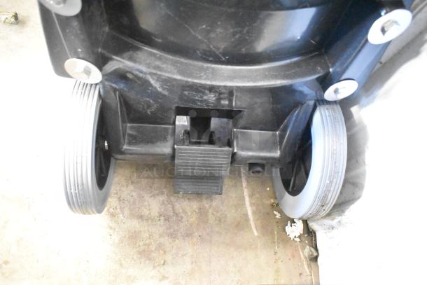 Viper SN18WD Shovelnose Wet/Dry Vacuum, 120V, 1 Phase, featuring durable wheels and foot pedal. Overall good condition.