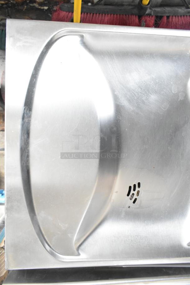 Elkay wall mount water fountain, stainless steel, scratch and dent, 115 volts, 1 phase, new condition.