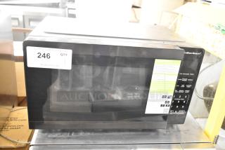 Hamilton Beach HB8436127995-02 countertop microwave oven, with plate. Digital controls, black finish, 120 volts, 1 phase.