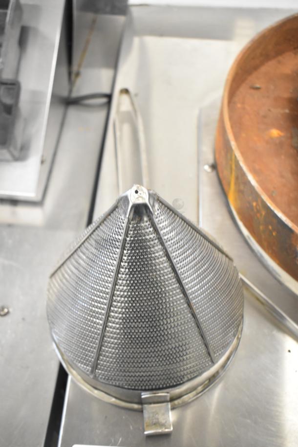 Toastmaster TCT-1627 R Commercial Tandoor Oven, ceramic, natural gas, 85,500 BTU, conical metal cover, used condition.