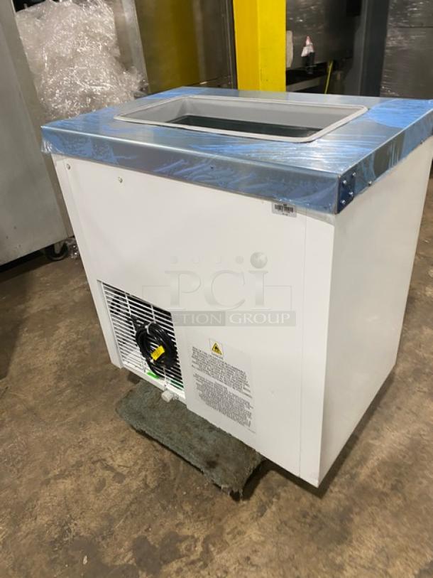 Master-Bilt DC-2S commercial ice cream dipping cabinet, 32", white, flip style lid, new condition, Model: DC-2S.