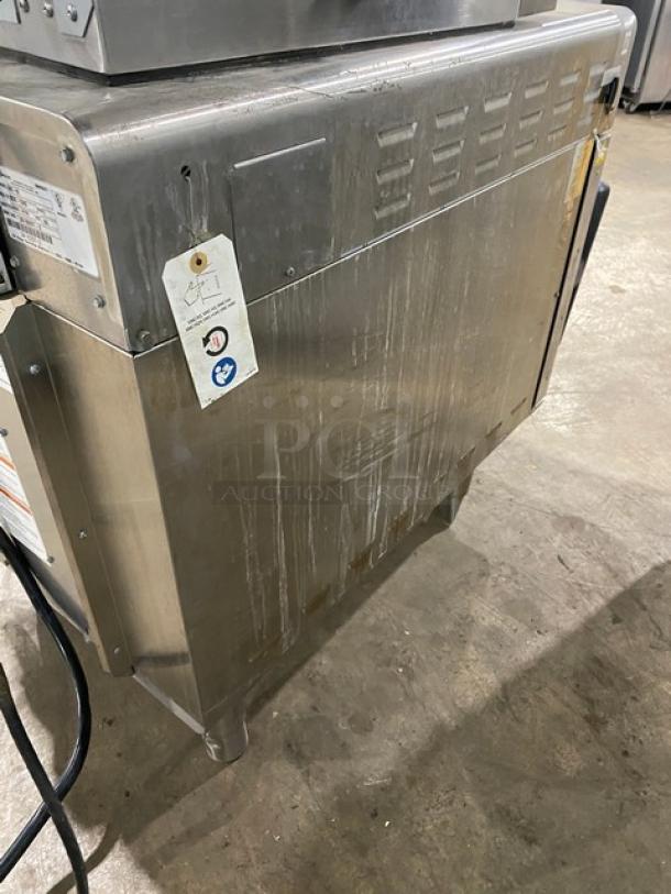 Alto-Shaam Vector-H Series VMC-H2 half-size oven, stainless steel, dual zones, touch controls, 2021 model, 208-240V.