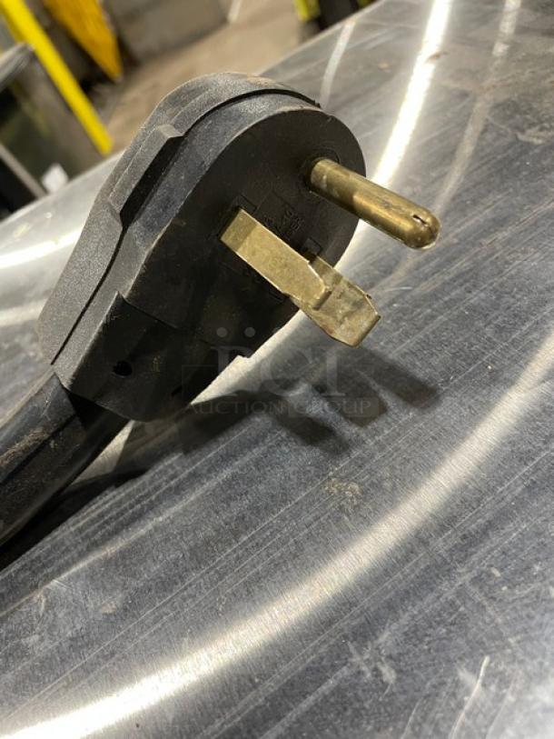 Electrical plug and cord for Alto-Shaam Vector-H Series high-speed multi-cook oven, 208-240V, 1-phase capacity.