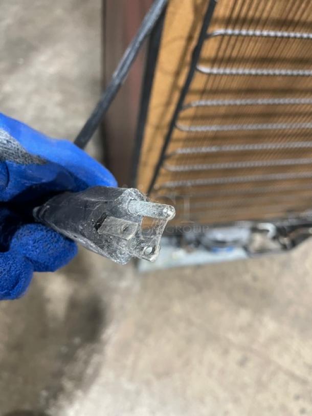 EuroCave V-264W wine cooler plug shown in a close-up with a reflective surface background.