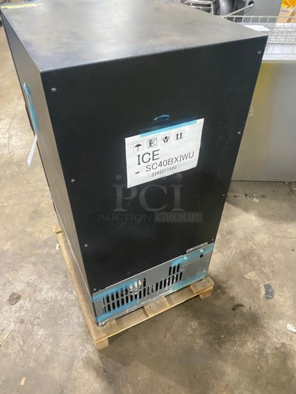 Vendo Lumilinna ICESC40BXIWU commercial black slush cooler, scratch-n-dent, with internal split doors, model label visible.