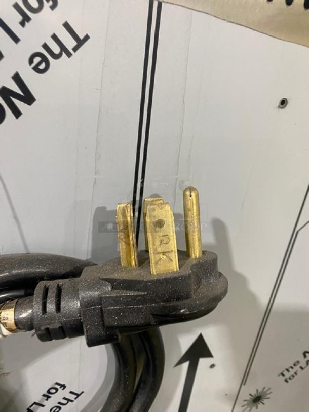 Univex Corp BISTROT665 convection/steam combi oven plug detail, 208/240V, gold prongs, part of commercial equipment.