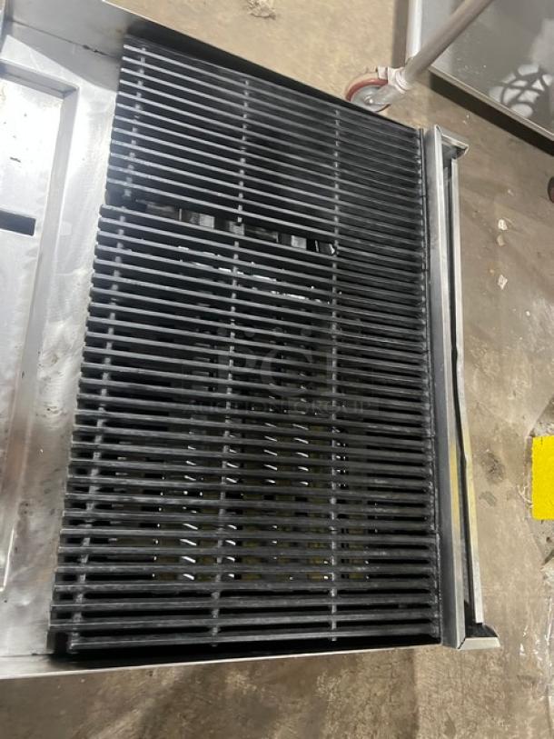 Commercial stainless steel gas countertop char broiler with grate surface, in good condition. Ideal for professional kitchens.