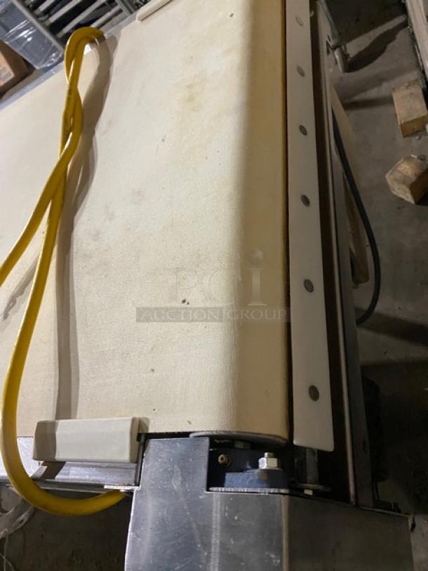 Rondo floor-style belt conveyor system with visible wear. Features yellow power cable. Ideal for commercial use.