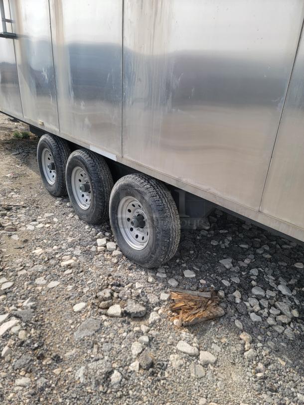 28' Texino FD-306 triple axle mobile kitchen, stainless steel exterior, needs cleaning, 2021 model.