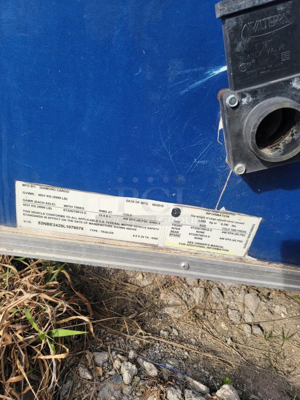 Blue trailer by Diamond Cargo, manufactured 08/2019. GVWR 4531 kg. Features Valterra valve. VIN: 53NBE2429L1076076.