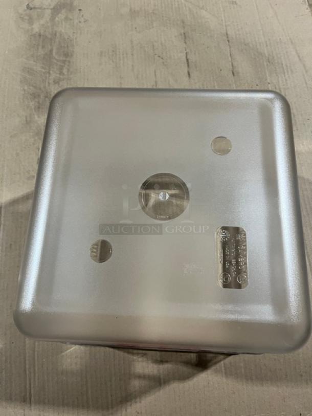 Brand new Cambro 12Qt. square clear polycarbonate storage container. Features quality design and durability for commercial use.