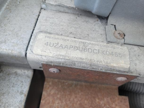 Freightliner Custom Chassis Corporation tag with serial number 4UZAAPDU6DCFK0455, Gaffney, South Carolina, USA.