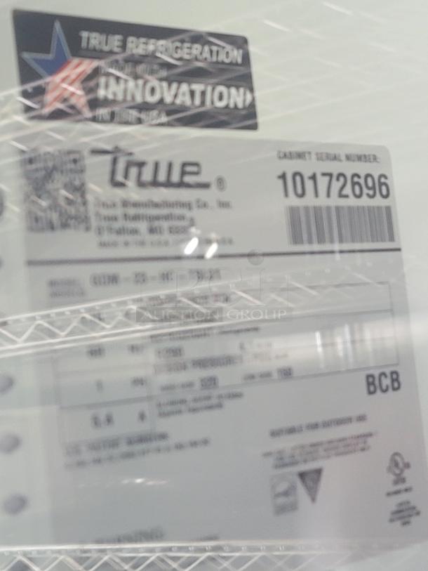 True Refrigeration cabinet label, serial number 10172696. Features include model details and certification markings.