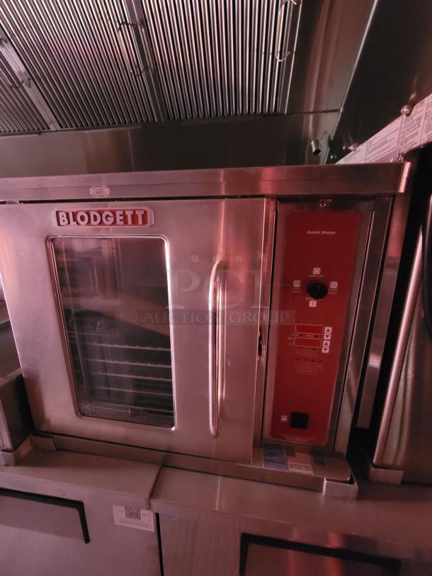Blodgett commercial oven, stainless steel, visible control panel, glass door, excellent condition, ideal for restaurants.