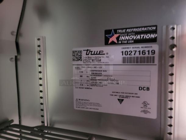 Label on True Refrigeration unit, model TSD-09G-HC-LD, serial 10271619. Indicates voltage, refrigerant type, pressures. Made in USA.