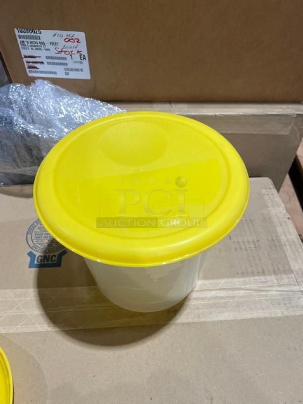 Rubbermaid clear polycarbonate 6 qt. round food storage container with yellow lid. New condition, ideal for commercial use.