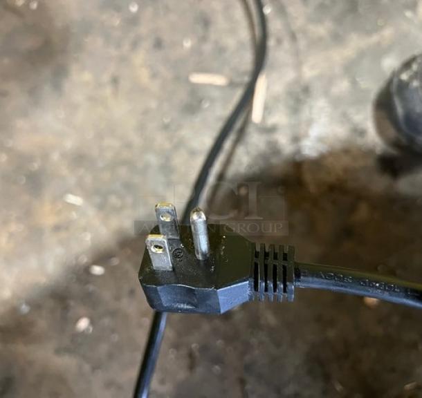 The image shows a three-prong power plug for a Maxx Cold refrigerated prep table.