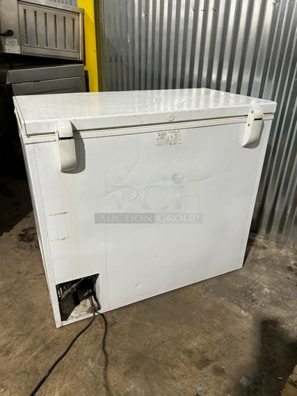 GE White Deep Chest Freezer, Model FCM7SUBWW, Serial GS101196. 115V, 1 Phase. Some surface wear visible.