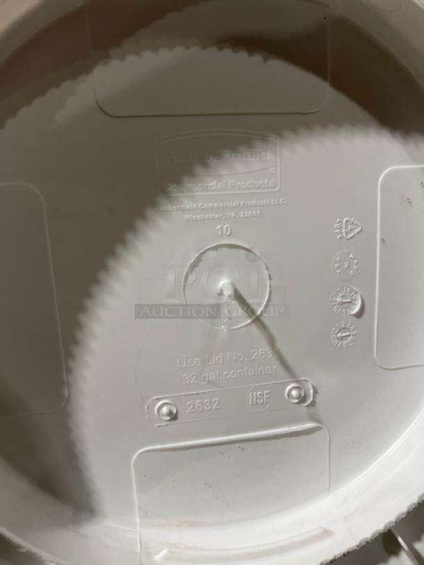 Rubbermaid 32-gallon heavy-duty Greens Keeper container lid. Markings include "Rubbermaid Commercial Products" and "NSF."