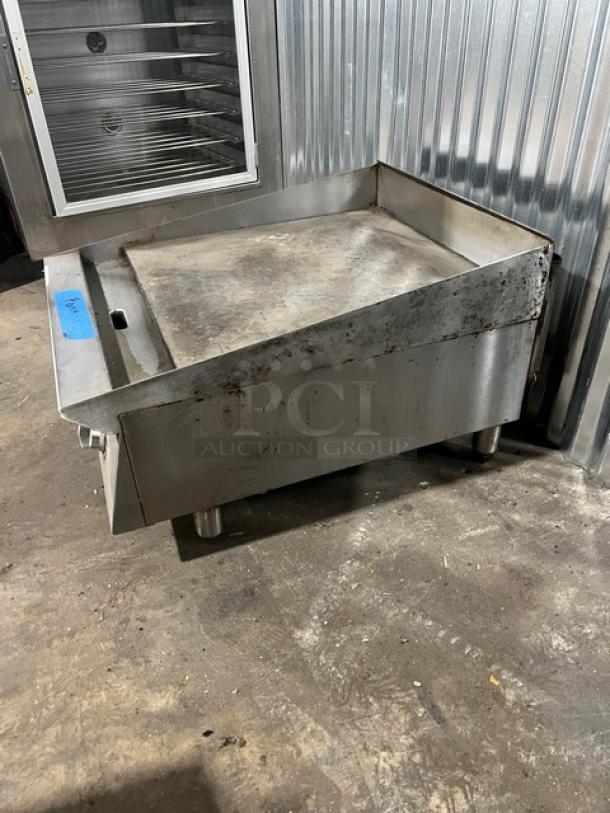 Starmax natural gas 24-inch countertop flat griddle, thermostatic control, sturdy legs, used condition.